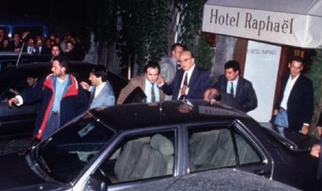 L’uscita di Craxi dall’Hotel (Foto Archivio)