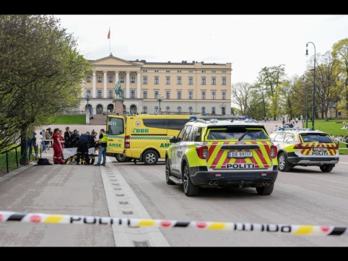 Paura a Oslo. Un uomo all'attacco con due coltelli, un ferito