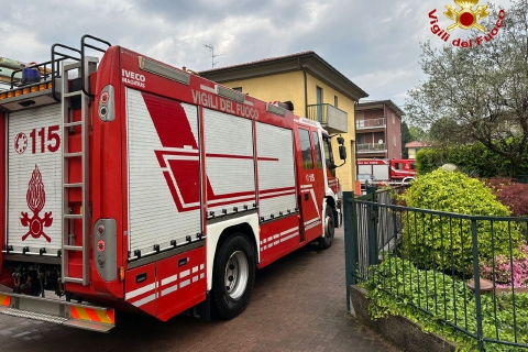 Garage in fiamme, uomo ustionato a Cairate