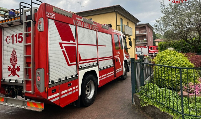 Garage in fiamme, uomo ustionato a Cairate