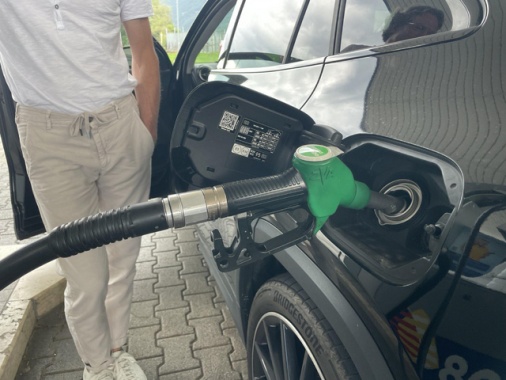 Lievi aumenti sulla benzina, al self service a 1,917 euro