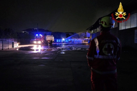 Cinque camion e magazzino distrutti dal fuoco a Borgomanero