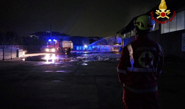 Cinque camion e magazzino distrutti dal fuoco a Borgomanero
