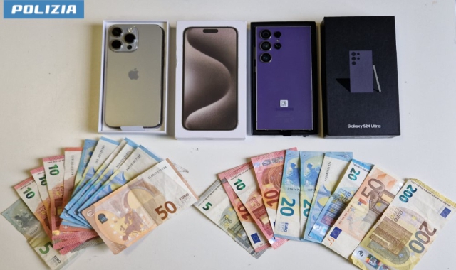 I telefoni e le banconote sequestrate