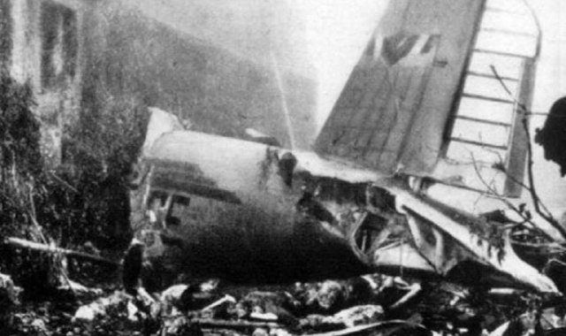 L’aereo disintegrato dallo scontro (Foto Archivio)