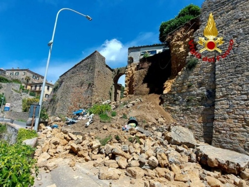 Crolla porzione di mura a Volterra, una persona ferita
