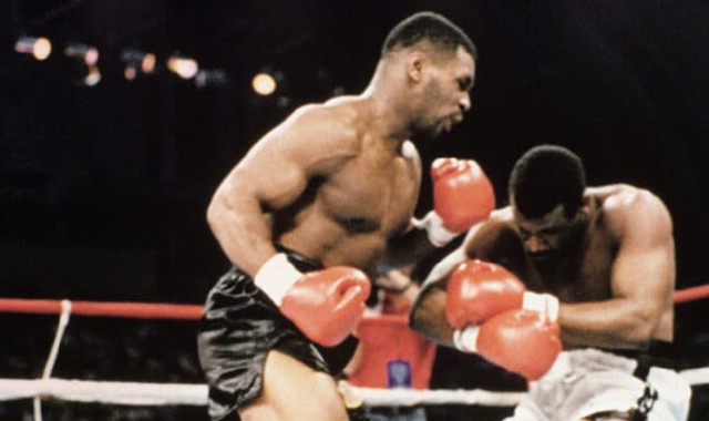 Il pugile Mike Tyson sul ring (Foto Archivio)