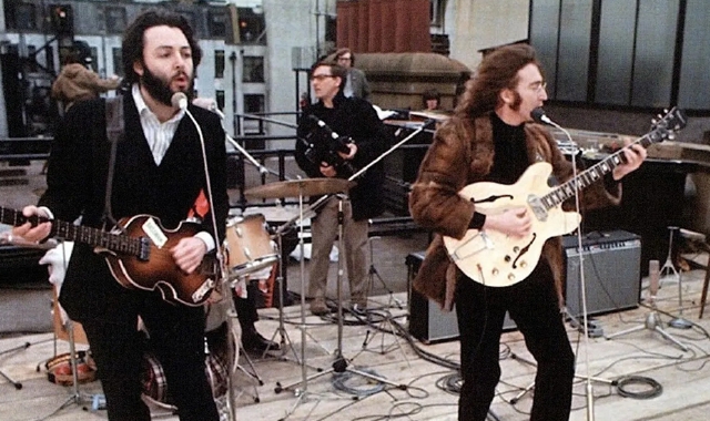 I Beatles sul tetto della Apple Corps di Londra per suonare i brani di quello che sarebbe stato il loro ultimo disco «Let it be» (Foto Archivio)