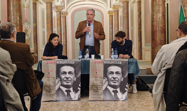 L’intervento dell’onorevole Folena a Varese (foto Canevari)
