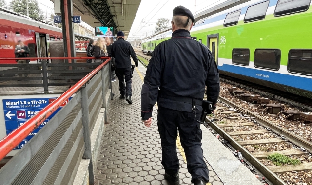 Carabinieri mentre pattugliano le banchine della stazione centrale di Saronno (Foto Blitz)