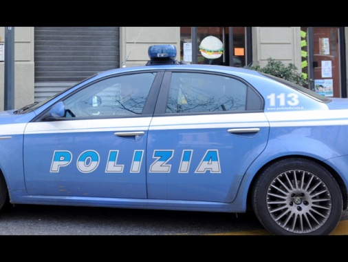 Grave poliziotto accoltellato a Milano