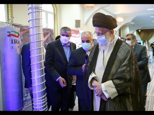 Iran, 'se minacciati pronti a cambiare dottrina nucleare'