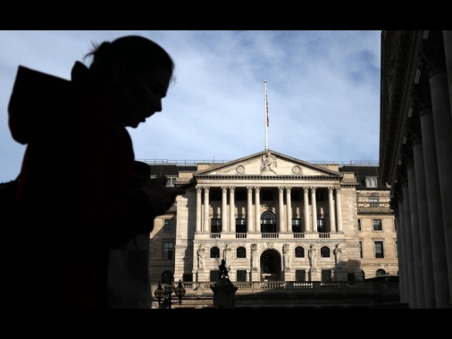 Bank of England lascia tassi d'interesse al 5,25%