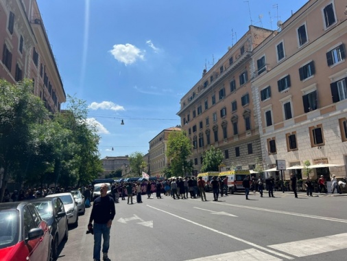 Tensione al corteo degli studenti a Roma, due poliziotti feriti