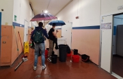 Gallarate, istituto Ponti: in classe con l’ombrello