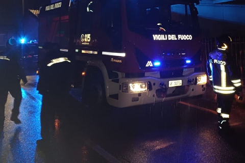 Trancia tubi del gas e aggredisce i vigili del fuoco: follia a Saronno