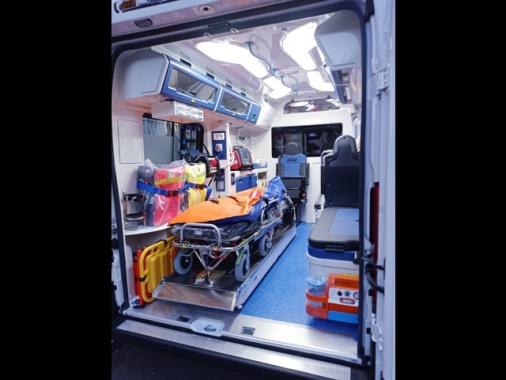 Cade nel vano ascensore in un palazzo, muore una 25enne