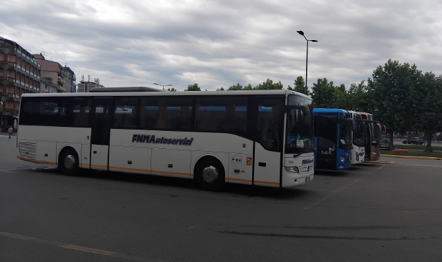 I bus trasportano i passeggeri da Verbania ad Arona e ritorno