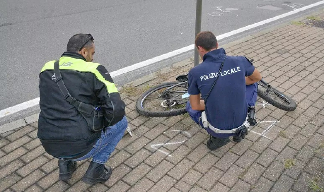 Ciclista investito muore in ospedale