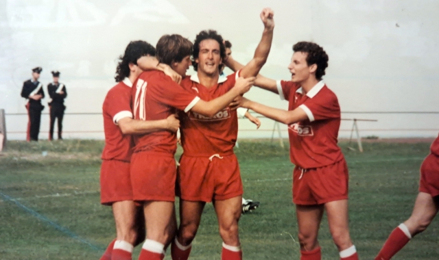 Alessandro Tatti esulta con la maglia del Varese