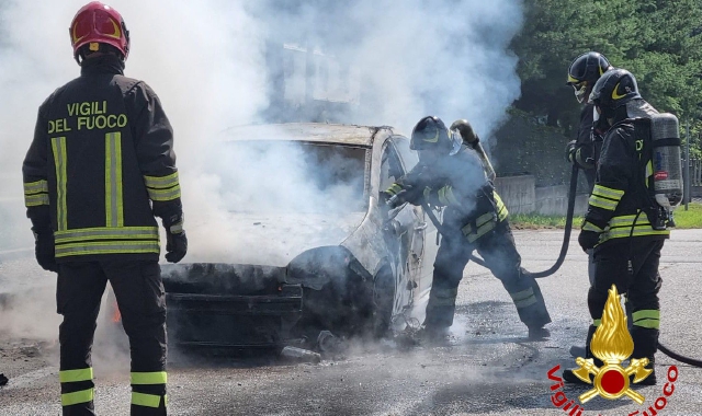 Auto in fiamme a Lonate: il conducente esce in tempo