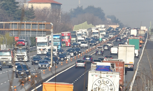 Code in autostrada a Legnano (foto Archivio)