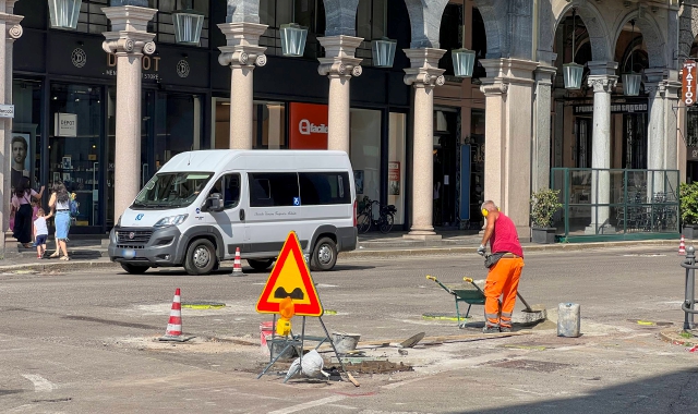 I lavori per il nuovo asfalto in centro (foto Blitz)