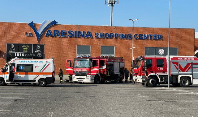 L’intervento dei vigili del fuoco e del 118 con ambulanza (foto Blitz)