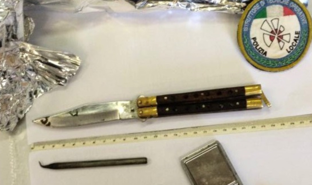 Castano Primo: sull’auto radiata con coltello