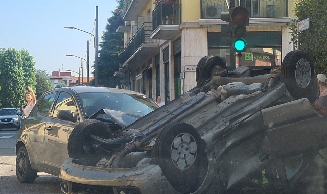 L’auto ribaltata in via Monterosso (foto da Facebook)