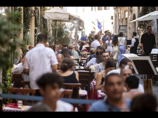 Bankitalia, aumento prezzi nel turismo frena calo inflazione