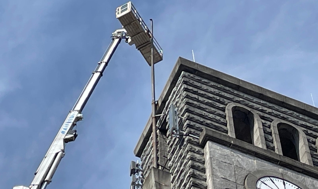 L’intervento sulla cima della Torre civica (foto Blitz)