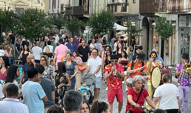 La folla, già dalle otto, a Saronno (foto Blitz)