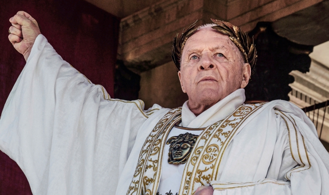 Sir Anthony Hopkins interpreta il ruolo dell’imperatore Vespasiano