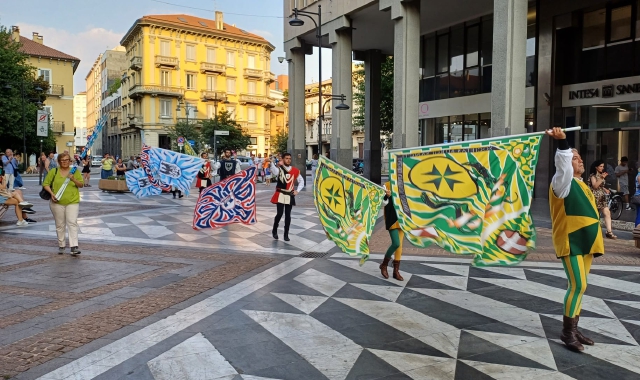 Lo spettacolo degli sbandieratori nel centro di Busto Arsizio