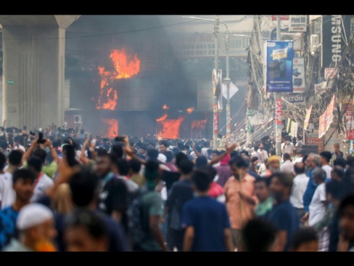 Violenti scontri in Bangladesh, oltre 700 feriti