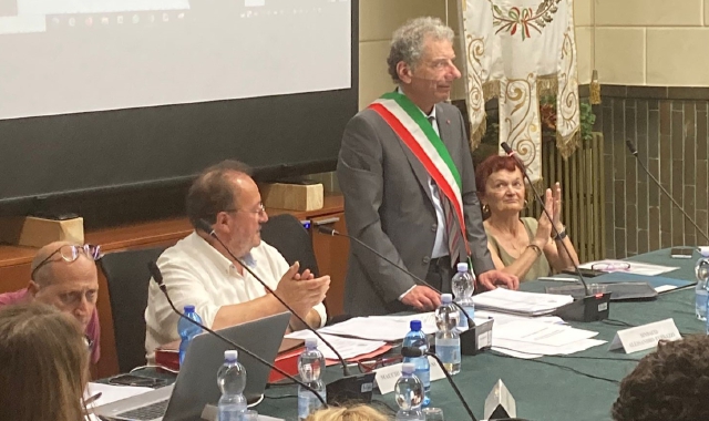 Il sindaco Alessandro Ferrazzi, alla sua destra Luca Macchi