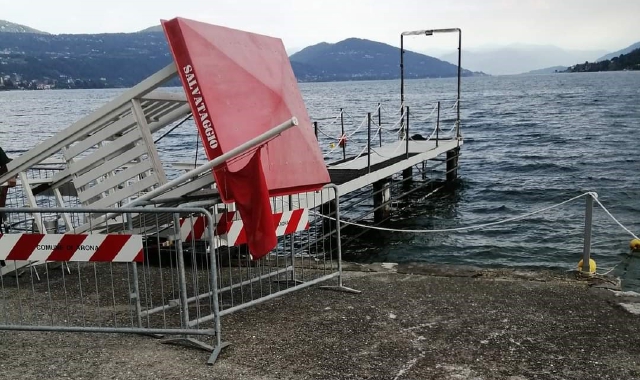 Entrano in spiaggia e rovesciano la torretta del bagnino