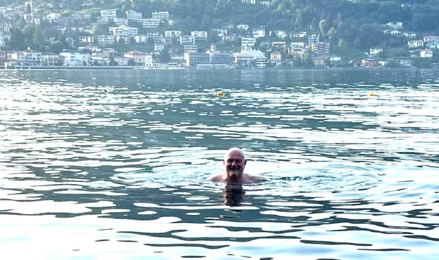 Il sindaco Mastromarino durante il bagno nelle acque del lago