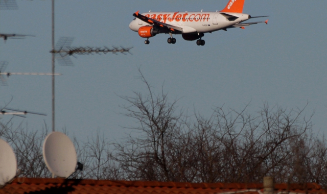 Un aereo sorvola le case (foto Archivio)