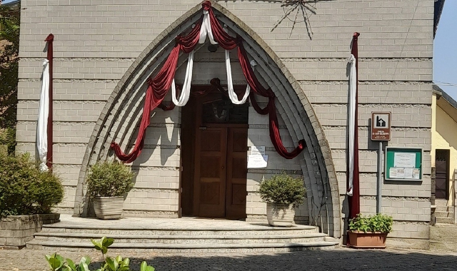 La chiesa di San Giuseppe, nella frazione di Bariola, è stata riaperta dopo un anno di lavori: i violenti nubifragi del 2023 l’avevano resa inutilizzabile. Ora il problema è la mancanza di sacerdoti