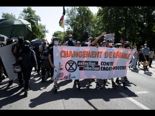 Francia, scontri a La Rochelle a manifestazione anti-bacini