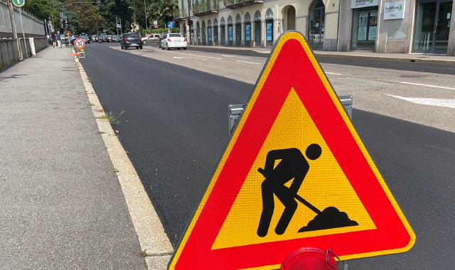Via Sacco, davanti a Palazzo Estense, uno dei punti toccati dal Piano asfaltature del Comune che arriva a metà percorso: pesanti i disagi per gli automobilisti (foto Blitz)