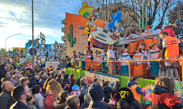 Un momento della sfilata dei carri a febbraio 2024