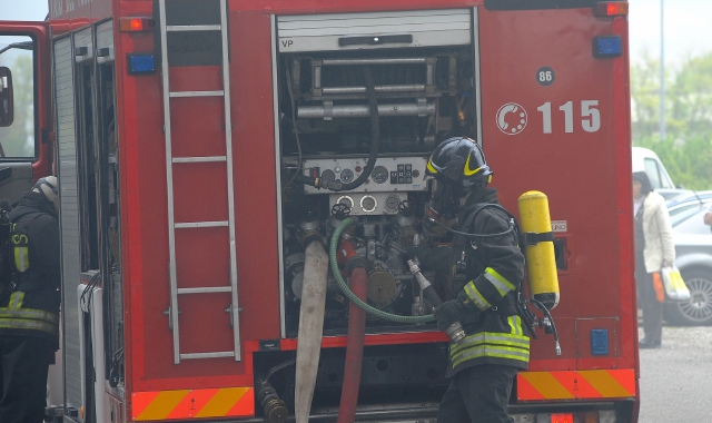 I vigili del fuoco hanno impiegato circa un’ora per domare l’incendio (foto Archivio)