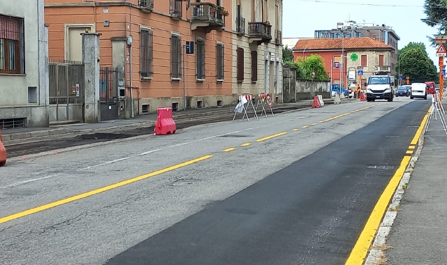 I lavori in corso in via Novara a Legnano (foto Pubblifoto)
