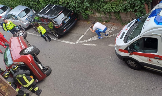 Auto si ribalta, anziana soccorsa a Castellanza