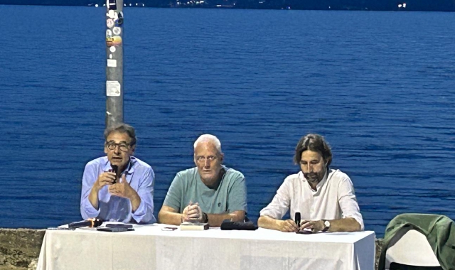 Francesco Repice, al centro, alla serata del Summer fest organizzata sulla spiaggia di Ispra