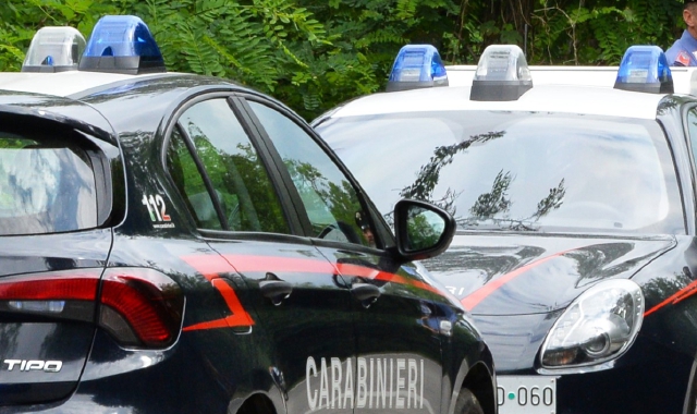 Corre nudo nel parco: lo bloccano i carabinieri