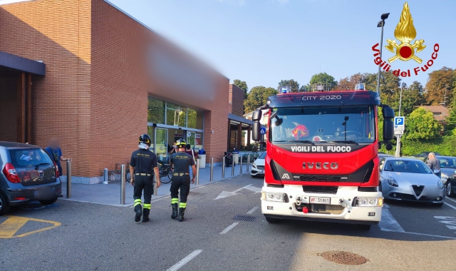 Cede controsoffitto, donna ferita al Tigros di Castellanza